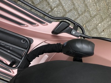 SPECIAL VESPA SPRINT S 45KM BROM ROSE GOLD BJ2023 4000KM VOL OPTIES