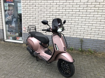 SPECIAL VESPA SPRINT S 45KM BROM ROSE GOLD BJ2023 4000KM VOL OPTIES