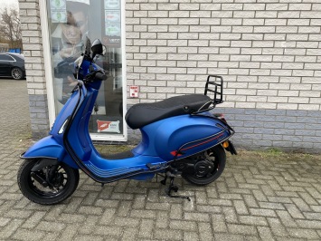 GAVE VESPA SPRINT S 45KM BROM MAT BLEU VIVACE BJ2020 8000KM VOL OPTIES