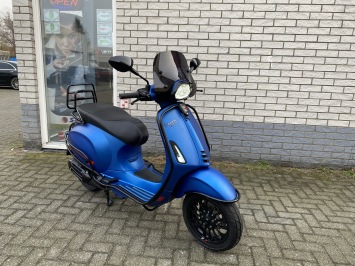 GAVE VESPA SPRINT S 45KM BROM MAT BLEU VIVACE BJ2020 8000KM VOL OPTIES