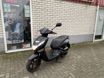 MOOIE PEUGEOT KISBEE 45KM BROM BLACK EDITION BJ2019 11000KM