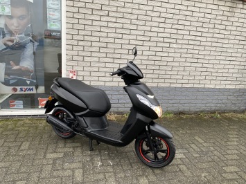 MOOIE PEUGEOT KISBEE 45KM BROM BLACK EDITION BJ2019 11000KM