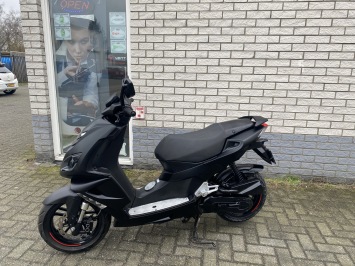 PRACHTIGE  PEUGEOT SPEEDFIGHT 4 BROM 45KM BLACK EDITION BJ2019 8000KM