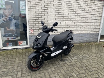 PRACHTIGE  PEUGEOT SPEEDFIGHT 4 BROM 45KM BLACK EDITION BJ2019 8000KM