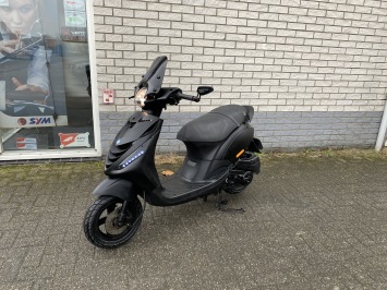 DIKKE PIAGGIO ZIP SP 45KM 4 takt BROM MAT ZWART BJ2016 7000KM