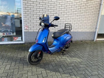 DIKKE VESPA SPRINT S 45KM BROM MAT BLEU VIVACE BJ2022 8000KM VOL OPTIES