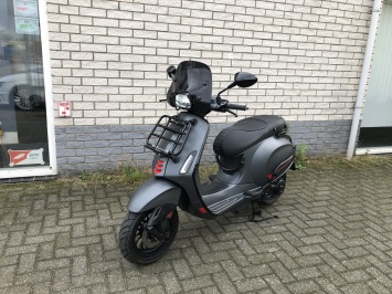 MOOIE VESPA SPRINT S 45KM BROM MAT GREY BJ2021 8000KM VOL OPTIES