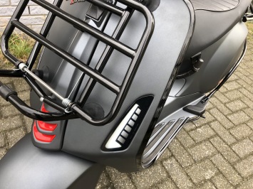 MOOIE VESPA SPRINT S 45KM BROM MAT GREY BJ2021 8000KM VOL OPTIES