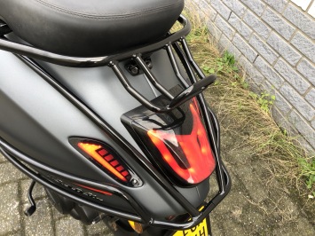 MOOIE VESPA SPRINT S 45KM BROM MAT GREY BJ2021 8000KM VOL OPTIES