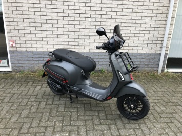 MOOIE VESPA SPRINT S 45KM BROM MAT GREY BJ2021 8000KM VOL OPTIES