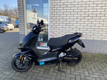 MOOIE PEUGEOT SPEEDFIGHT 4 BROM 45KM BLACK BJ2017  6000KM