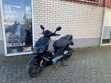 MOOIE PEUGEOT SPEEDFIGHT 4 BROM 45KM BLACK BJ2017  6000KM
