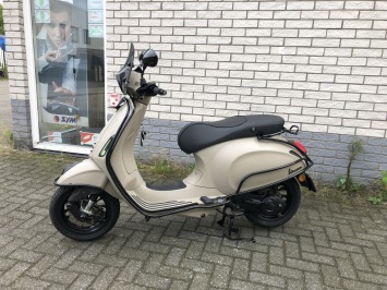SPECIAL VESPA SPRINT S 45KM OF 25KM BROM DESERT STORM BJ2015 9000KM