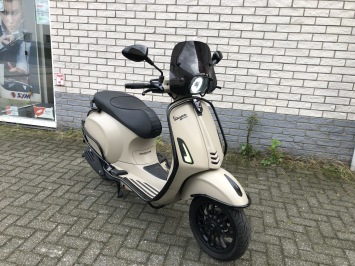 SPECIAL VESPA SPRINT S 45KM OF 25KM BROM DESERT STORM BJ2015 9000KM