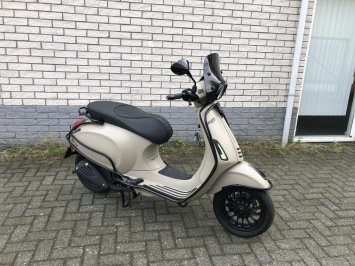 SPECIAL VESPA SPRINT S 45KM OF 25KM BROM DESERT STORM BJ2015 9000KM