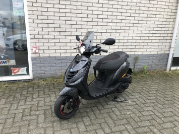 GAVE  PIAGGIO ZIP SP 45 4-TAKT FORCED CARBON  BROM  BJ2019 5000KM 