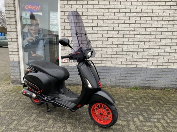 MOOIE VESPA SPRINT S 45KM 4-TAKT BROM MAT BLACK 8000KM BJ2021