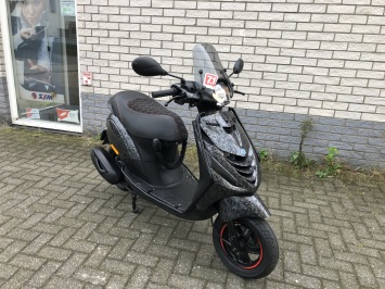 GAVE  PIAGGIO ZIP SP 45 4-TAKT FORCED CARBON  BROM  BJ2019 5000KM 