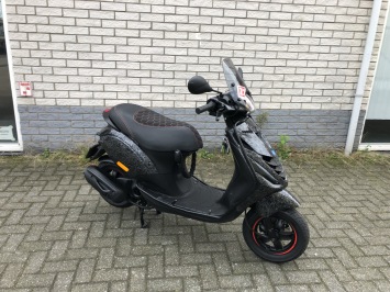 GAVE  PIAGGIO ZIP SP 45 4-TAKT FORCED CARBON  BROM  BJ2019 5000KM 