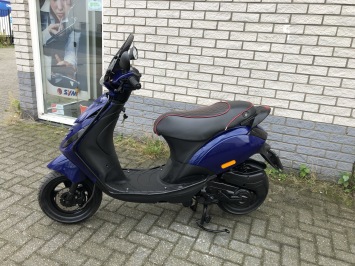 DIKKE PIAGGIO ZIP SP 45KM BROM BMW BLAUW BJ2015 8000KM