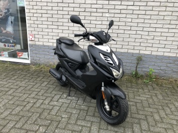 DIKKE YAMAHA AAEROX R 45KM 4-TAKT MAT ZWART BJ2015 7000KM