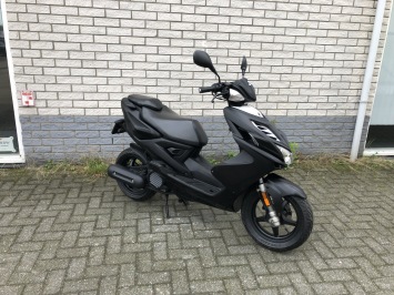DIKKE YAMAHA AAEROX R 45KM 4-TAKT MAT ZWART BJ2015 7000KM