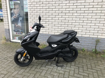DIKKE YAMAHA AAEROX R 45KM 4-TAKT MAT ZWART BJ2016 15000KM