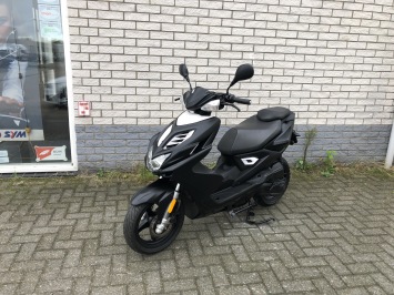DIKKE YAMAHA AAEROX R 45KM 4-TAKT MAT ZWART BJ2016 15000KM