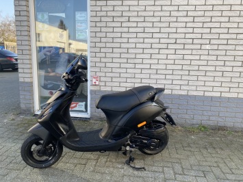 GAVE PIAGGIO ZIP SP 45KM 4-T BROM MAT BLACK BJ2021 7000KM