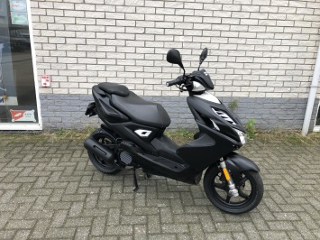 DIKKE YAMAHA AAEROX R 45KM 4-TAKT MAT ZWART BJ2016 15000KM