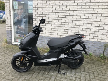 DIKKE PEUGEOT PEUGEOT SPEEDFIGHT 45KM BROM ZWART BJ2024 7000KM