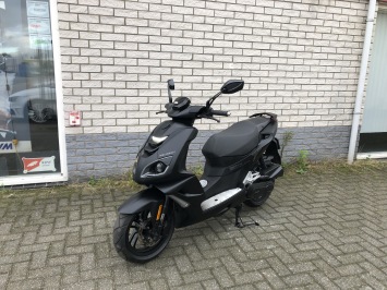 DIKKE PEUGEOT PEUGEOT SPEEDFIGHT 45KM BROM ZWART BJ2024 7000KM