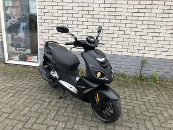 DIKKE PEUGEOT PEUGEOT SPEEDFIGHT 45KM BROM ZWART BJ2024 7000KM