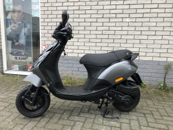 DIKKE PIAGGIO ZIP SP 45 4-TAKT AGAAT GRIJS  BROM BJ2010 9000KM