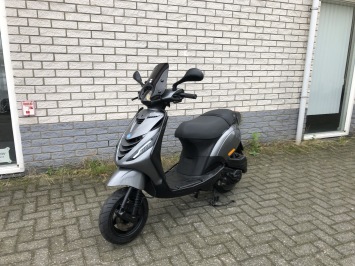 DIKKE PIAGGIO ZIP SP 45 4-TAKT AGAAT GRIJS  BROM BJ2010 9000KM