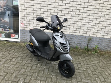 DIKKE PIAGGIO ZIP SP 45 4-TAKT AGAAT GRIJS  BROM BJ2010 9000KM