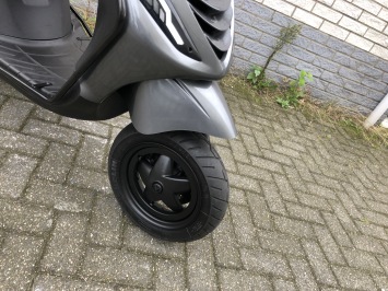 DIKKE PIAGGIO ZIP SP 45 4-TAKT AGAAT GRIJS  BROM BJ2010 9000KM