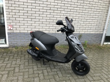 DIKKE PIAGGIO ZIP SP 45 4-TAKT AGAAT GRIJS  BROM BJ2010 9000KM