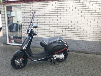 NIEUWE VESPA SPRINT S   MAT ZWART  SPECIAL BROM 45KM  0KM  EURO 5