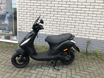 DIKKE PIAGGIO ZIP SP LINE 2-TAKT MAT BLACK BJ2009 8000KM