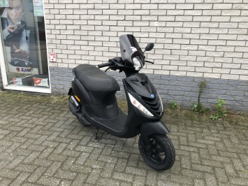 DIKKE PIAGGIO ZIP SP LINE 2-TAKT MAT BLACK BJ2009 8000KM
