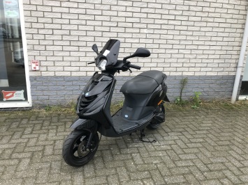 DIKKE PIAGGIO ZIP SP LINE 2-TAKT BLACK ON BLACK BJ2004 5000KM