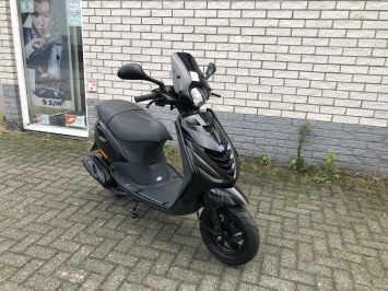 DIKKE PIAGGIO ZIP SP LINE 2-TAKT BLACK ON BLACK BJ2004 5000KM
