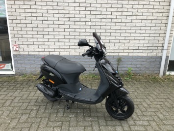 DIKKE PIAGGIO ZIP SP LINE 2-TAKT BLACK ON BLACK BJ2004 5000KM
