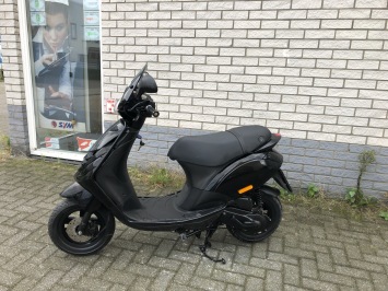 DIKKE PIAGGIO ZIP SP LINE 2-TAKT MAT ZWART BJ2009 5000KM