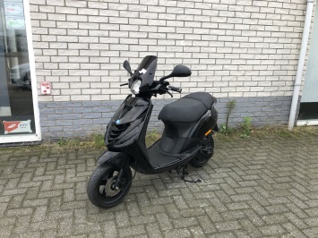 DIKKE PIAGGIO ZIP SP LINE 2-TAKT MAT ZWART BJ2009 5000KM