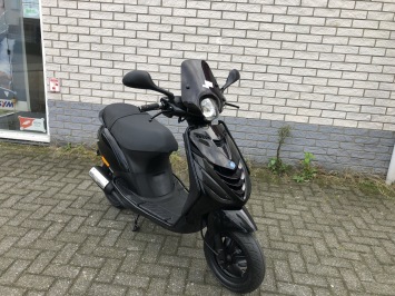 DIKKE PIAGGIO ZIP SP LINE 2-TAKT MAT ZWART BJ2009 5000KM