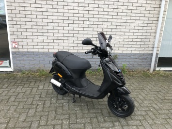 DIKKE PIAGGIO ZIP SP LINE 2-TAKT MAT ZWART BJ2009 5000KM