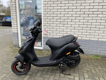 JONGE PIAGGIO ZIP SP 45 4-TAKT MAT BLACK  ZWART BROM  BJ2023 950KM 
