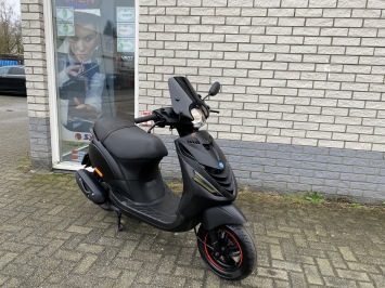  JONGE PIAGGIO ZIP SP 45 4-TAKT MAT BLACK  ZWART BROM  BJ2023 950KM 